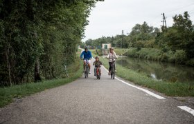 Familie radelt am Radweg, © Silke Ebster